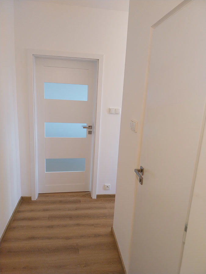 Lepená vinylová podlaha Gerflor a interiérové dveře Invado v rekonstruovaném bytě v Uherském Hradišti